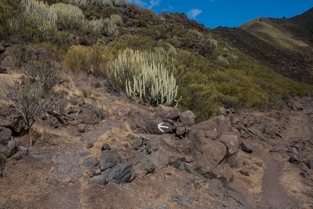 La flecha de tiza blanca indica un desvío