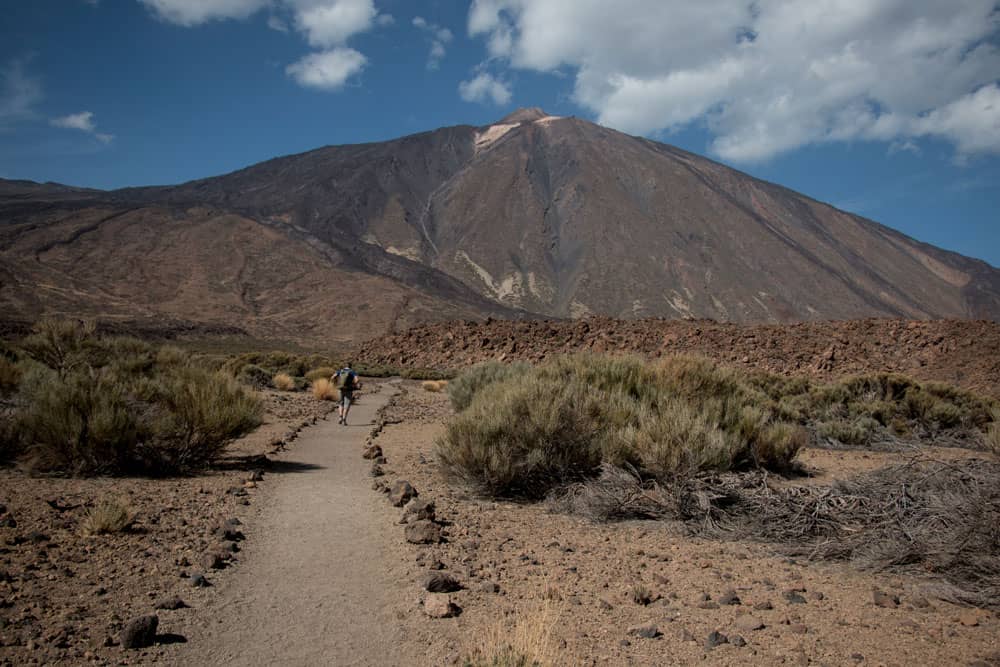 Wandern durch die Caldera unter dem Teide auf bequemen Wanderwegen