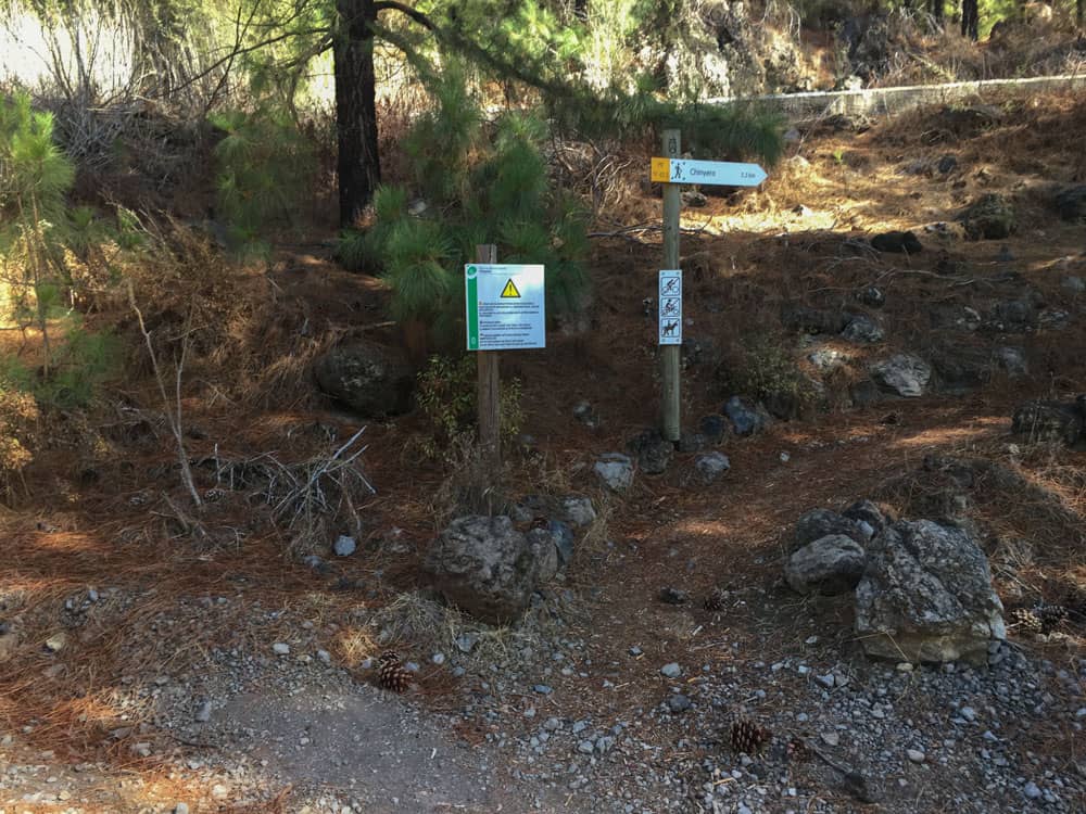 Cruce de senderismo en el bosque en la tubería de agua - señalizado va directamente a Chinyero