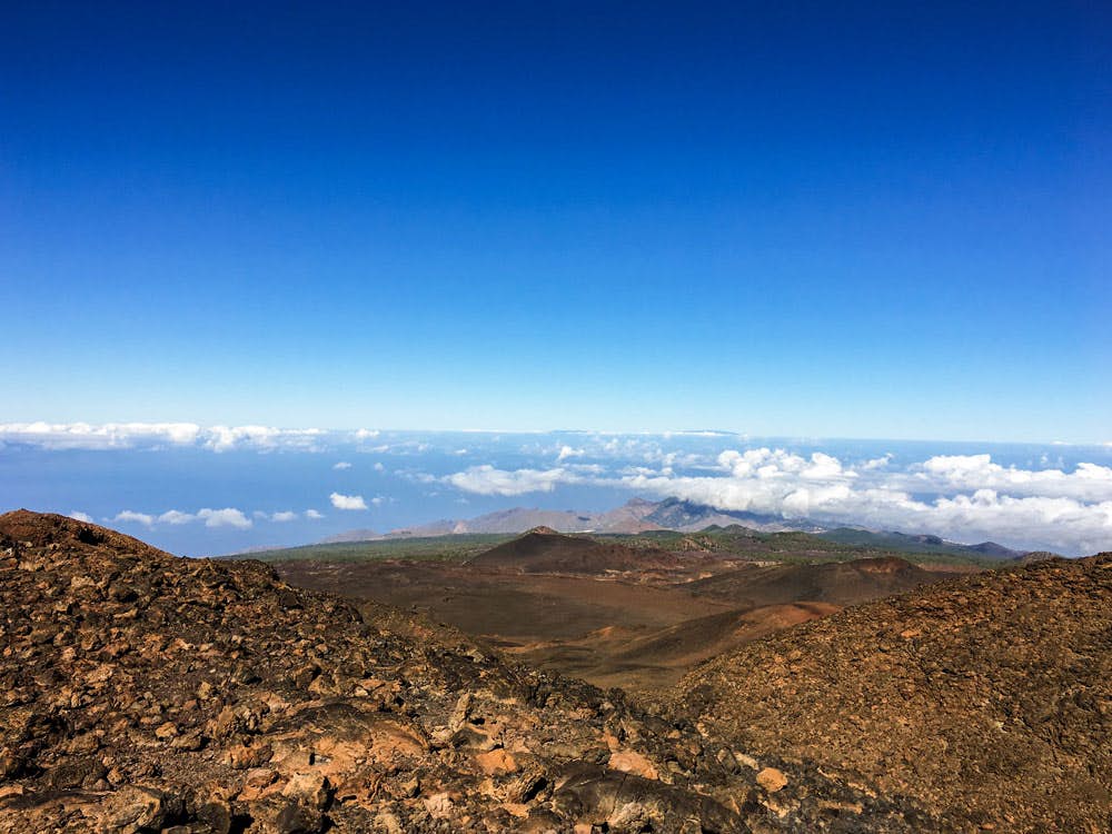 Vista de las montañas de Teno mientras se asciende por encima de los volcanes
