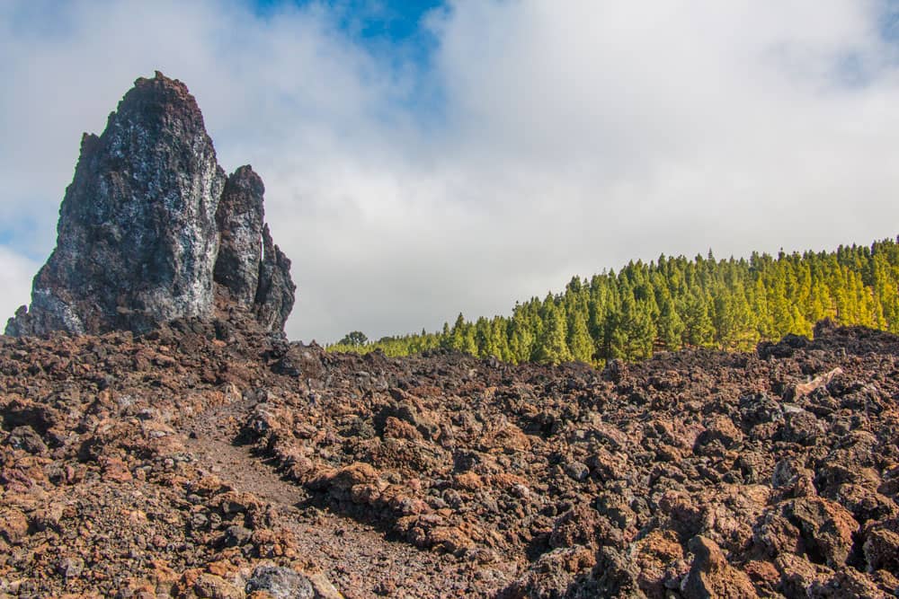 Großer Fels im Lavafeld