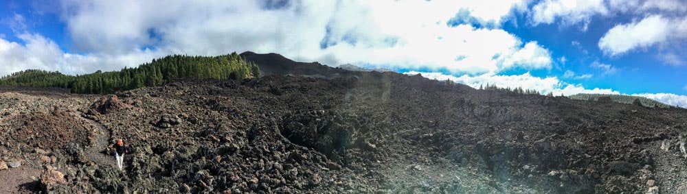 Ruta de senderismo a través del flujo de lava