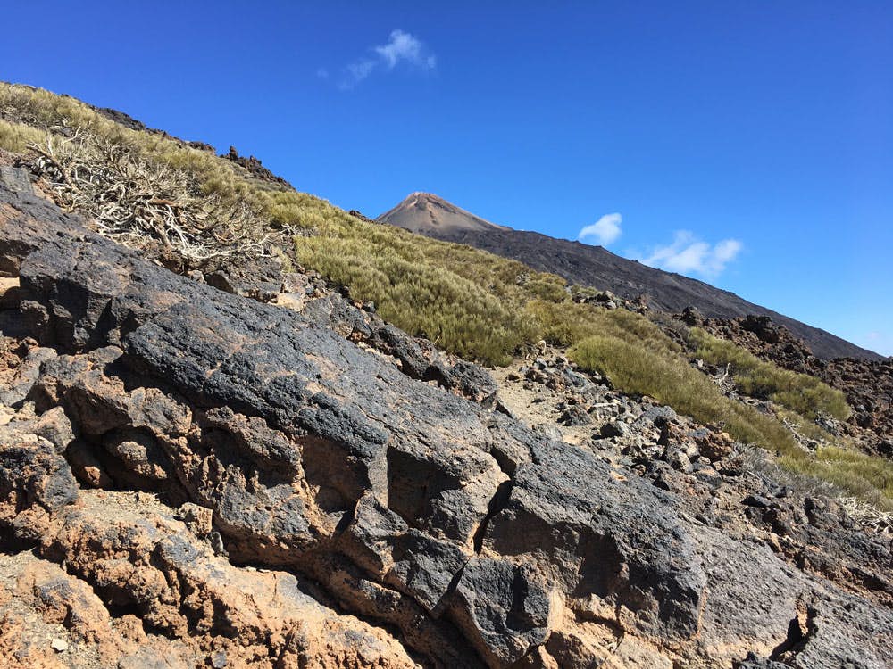 Kurz vor dem Kraterrand taucht der Gipfel des Teide auf