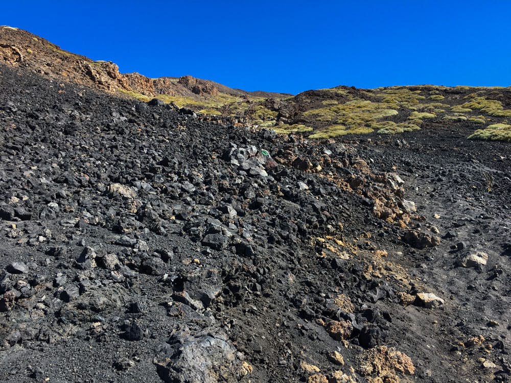 una gran parte del camino pasa por encima de la escoria de lava