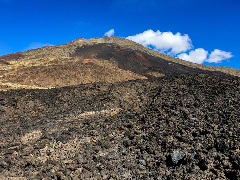 Cumbre del Pico Viejo con flujo de lava