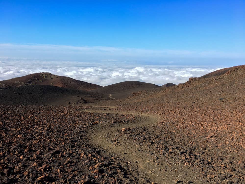 Ruta de senderismo por la roca volcánica hasta el Pico Viejo