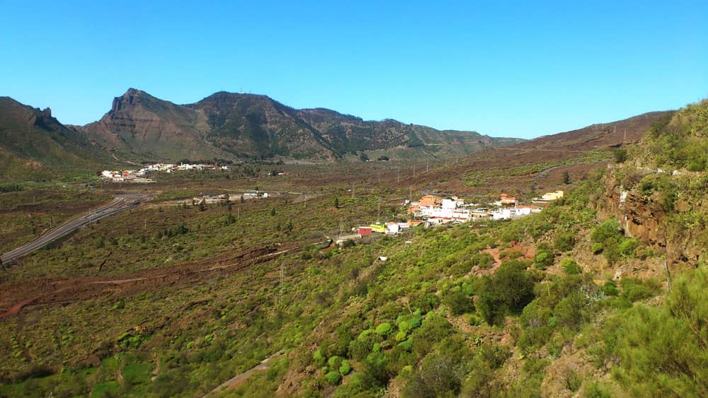 Blick auf Las Manchas - im Hintergrund Santiago del Teide und die Galaberge des Teno