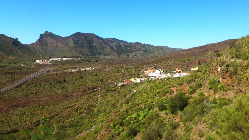 Blick auf Las Manchas - im Hintergrund Santiago del Teide und die Galaberge des Teno