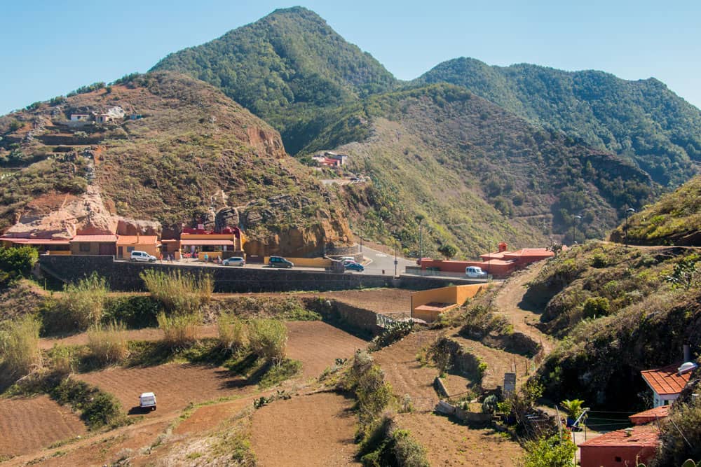 Terrazas, jardines y campos, así como la plaza de la iglesia y el pequeño restaurante de Chinamada