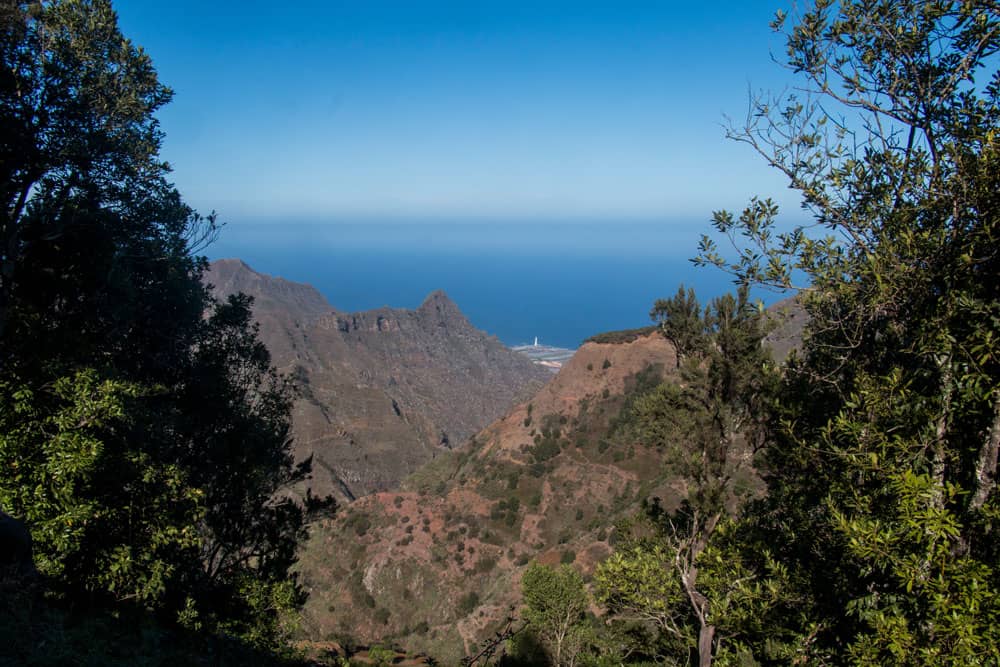 Blick vom Wanderweg hinunter an die Küste zum Punta Hidalgo