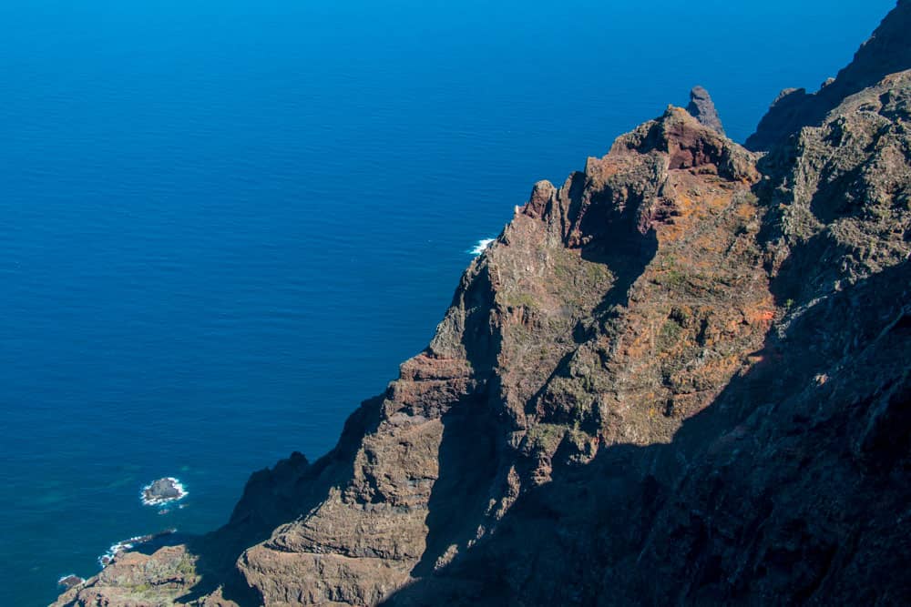 Vista de los acantilados desde el Mirador Aguaide en Chinamada