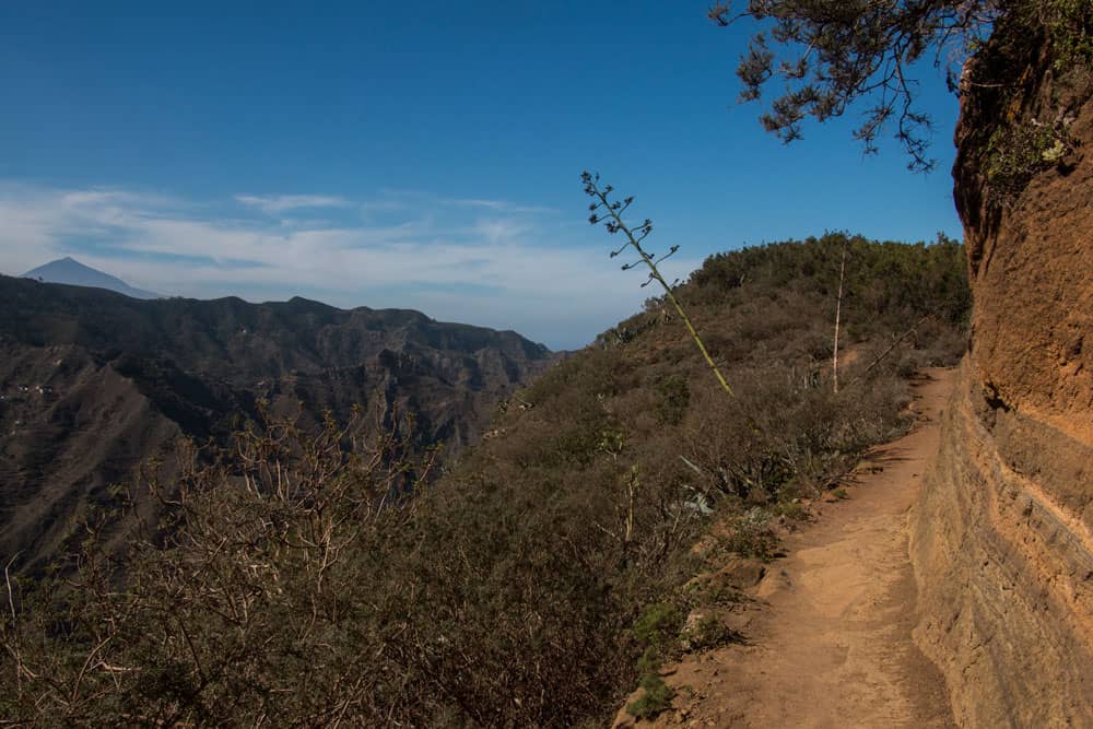 Ruta de senderismo por debajo de la Cruz del Carman a lo largo de una pared de roca con vistas al Teide