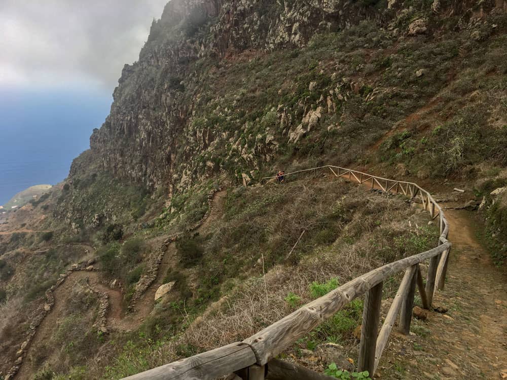 Camino de descenso hasta el cruce de senderismo a través de senderos serpenteantes pavimentados