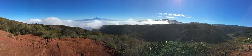 Panoramablick aus der Höhe - roter Boden und Teneriffa im Hintergrund