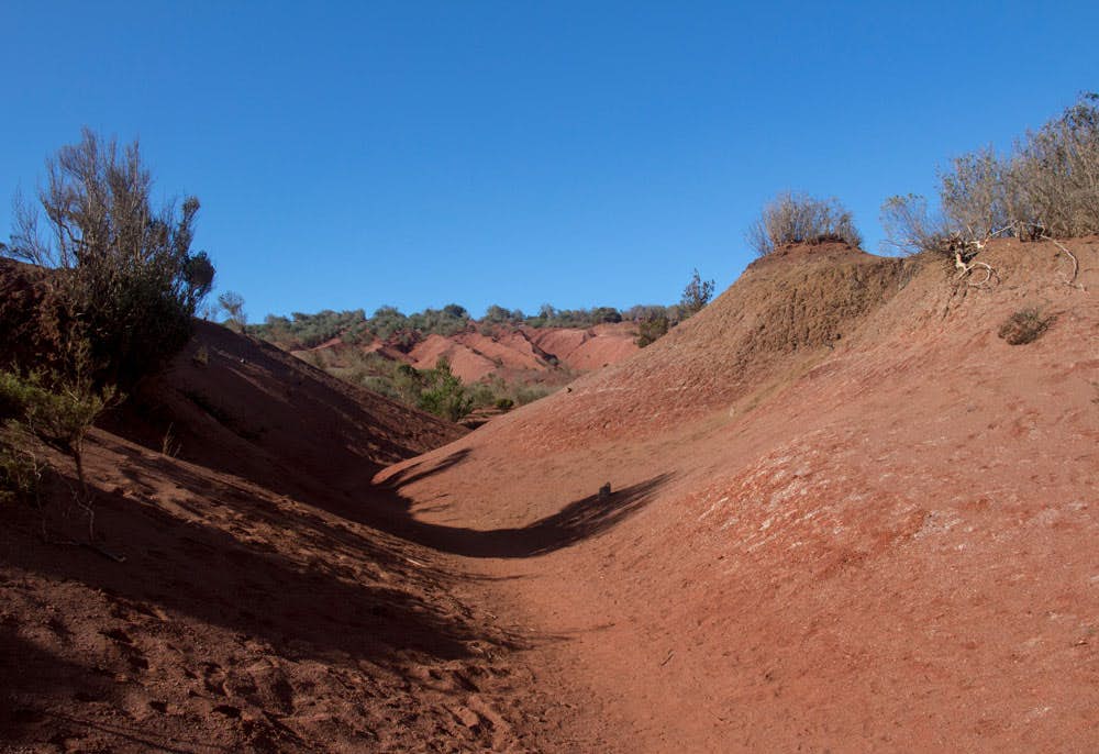 Paisaje erosionado con tierra roja