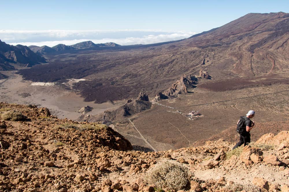 Wanderer am Gipfel des Guajara hoch über der Caldera