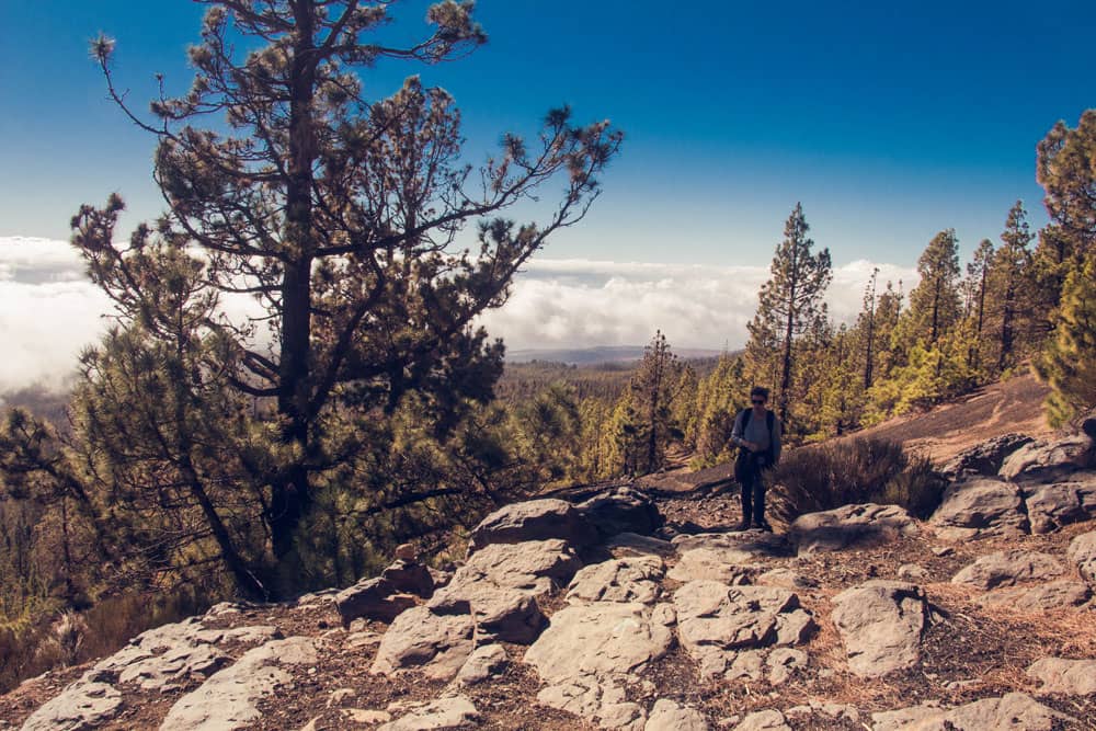 Wanderweg über Felsen und über den Wolken