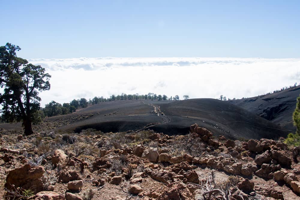 Vista del paisaje lunar negro por encima de las nubes