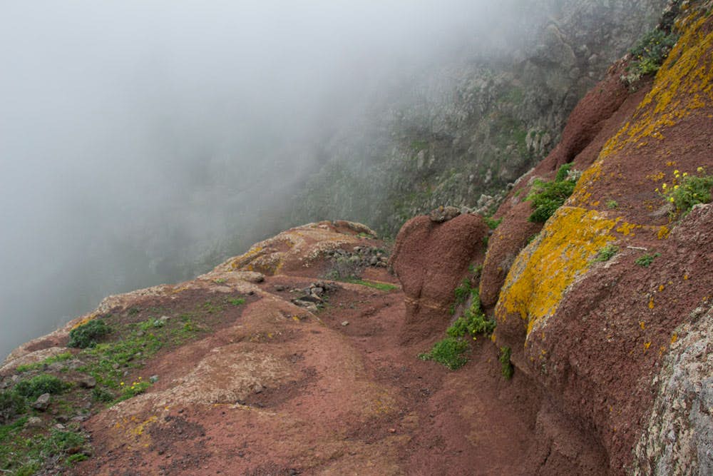 Wanderweg auf dem Risco Steig über rote Felsen