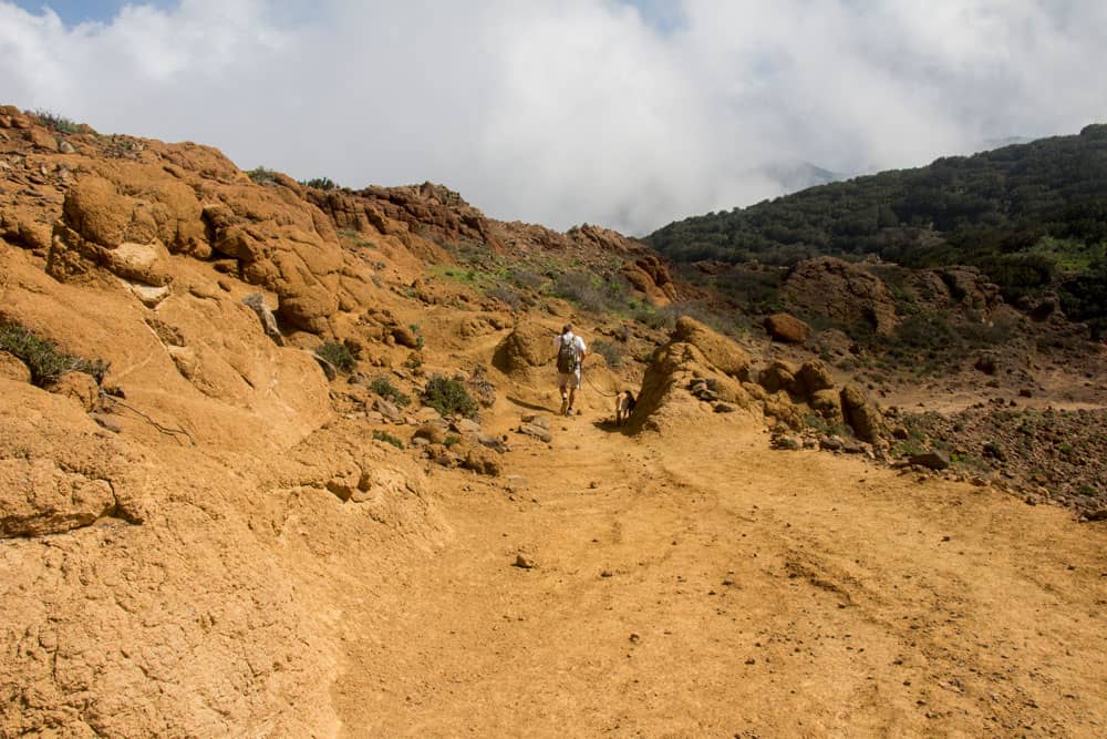 Ruta de senderismo sobre rocas ocres