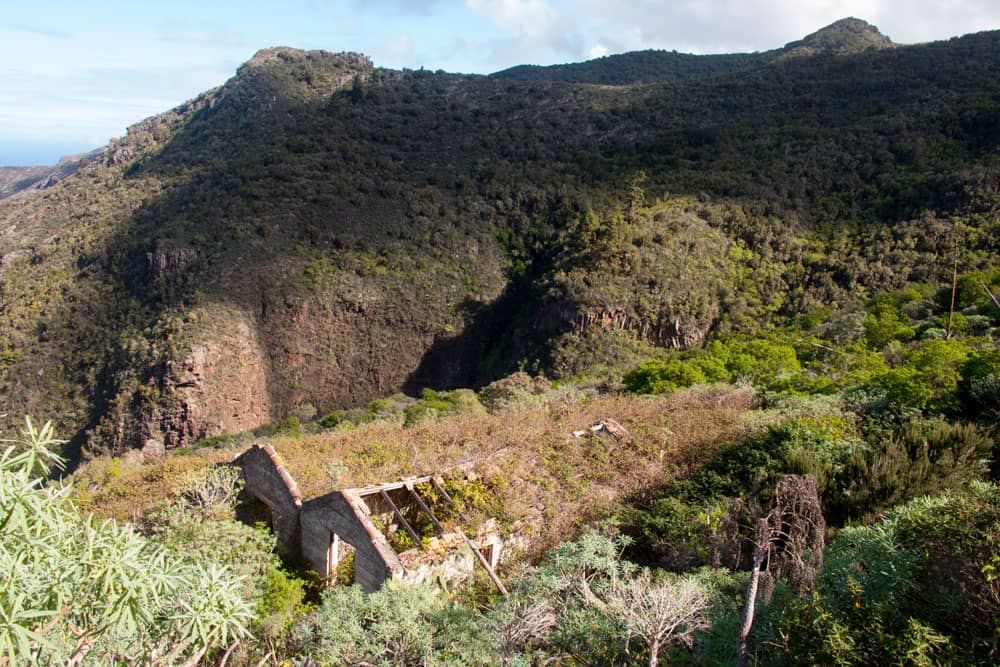 Ruinas en la ruta de senderismo de Erjos a Los Silos