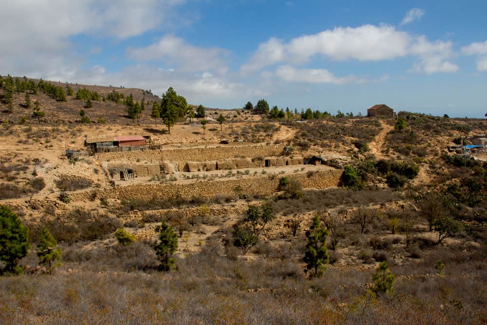 Finca mit Höhlen am Wegesrand