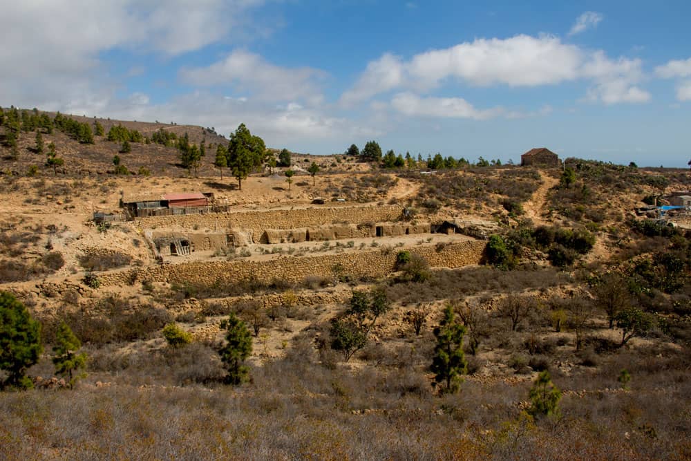 Finca con cuevas en el camino