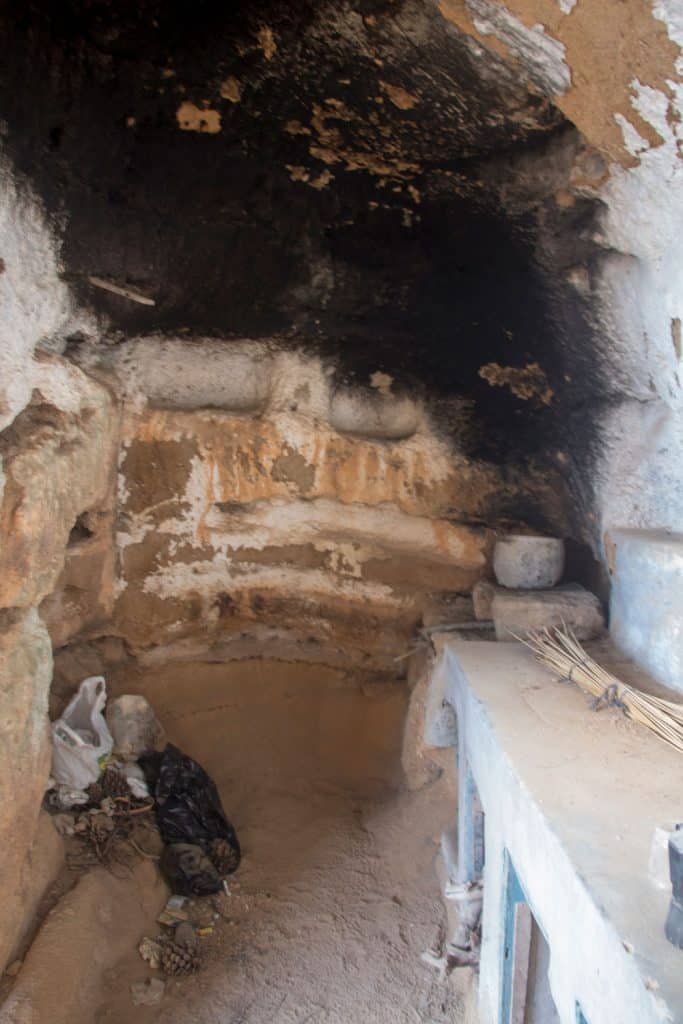 Casa cueva en la orilla del camino