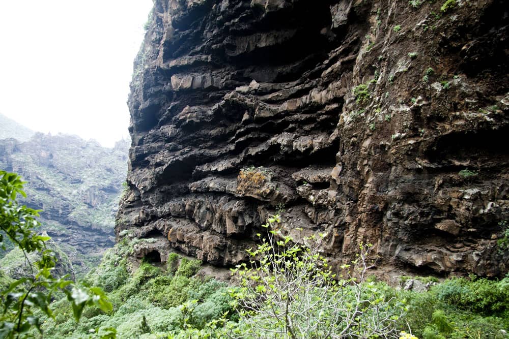 Dunkle Felsen mit Höhlen