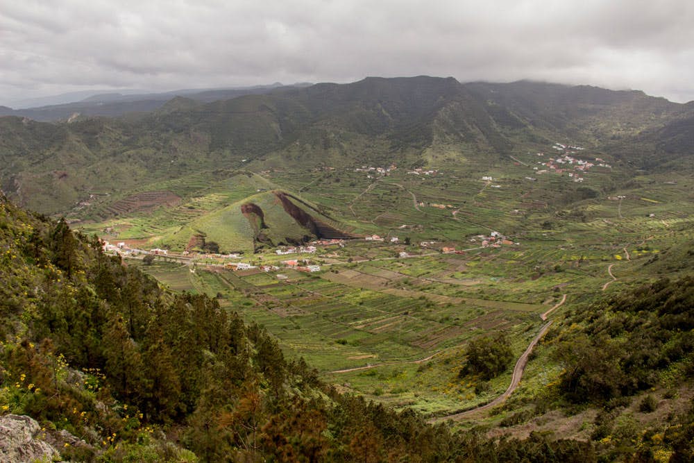 Blick aus der Höhe ins Tal auf die Abbauflächen