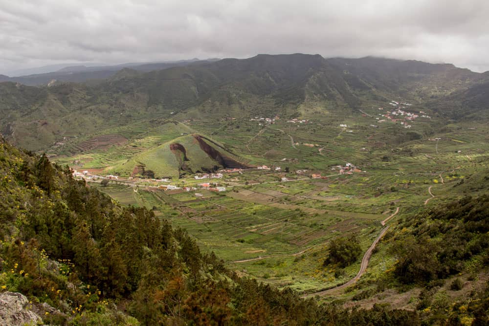 Vista desde las alturas hacia el valle sobre las zonas de canteras