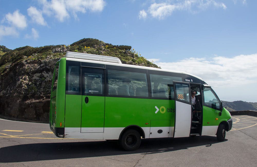Autobús Titsa número 355 en el Mirador Cumbre de Baracán