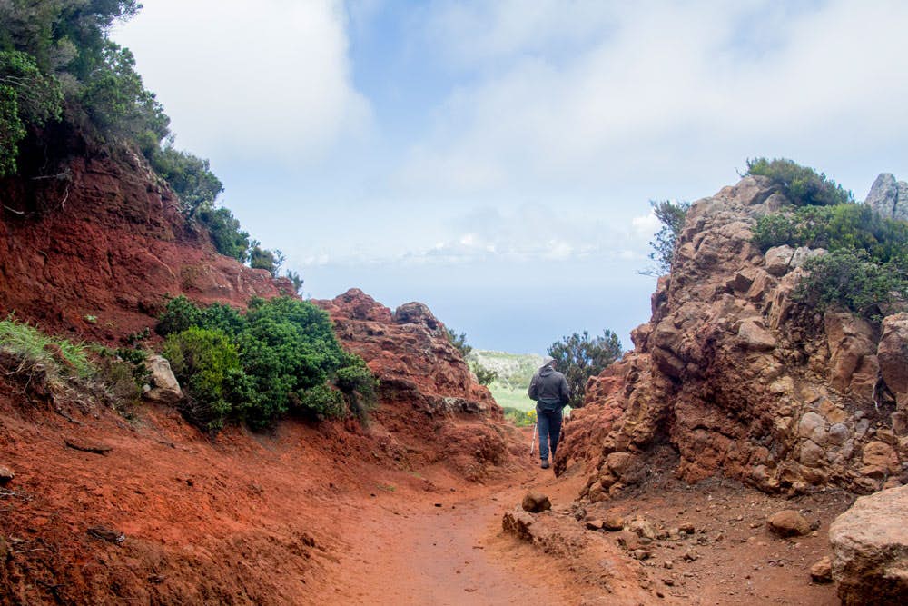 Senderismo a través de un paisaje de roca roja erosionada