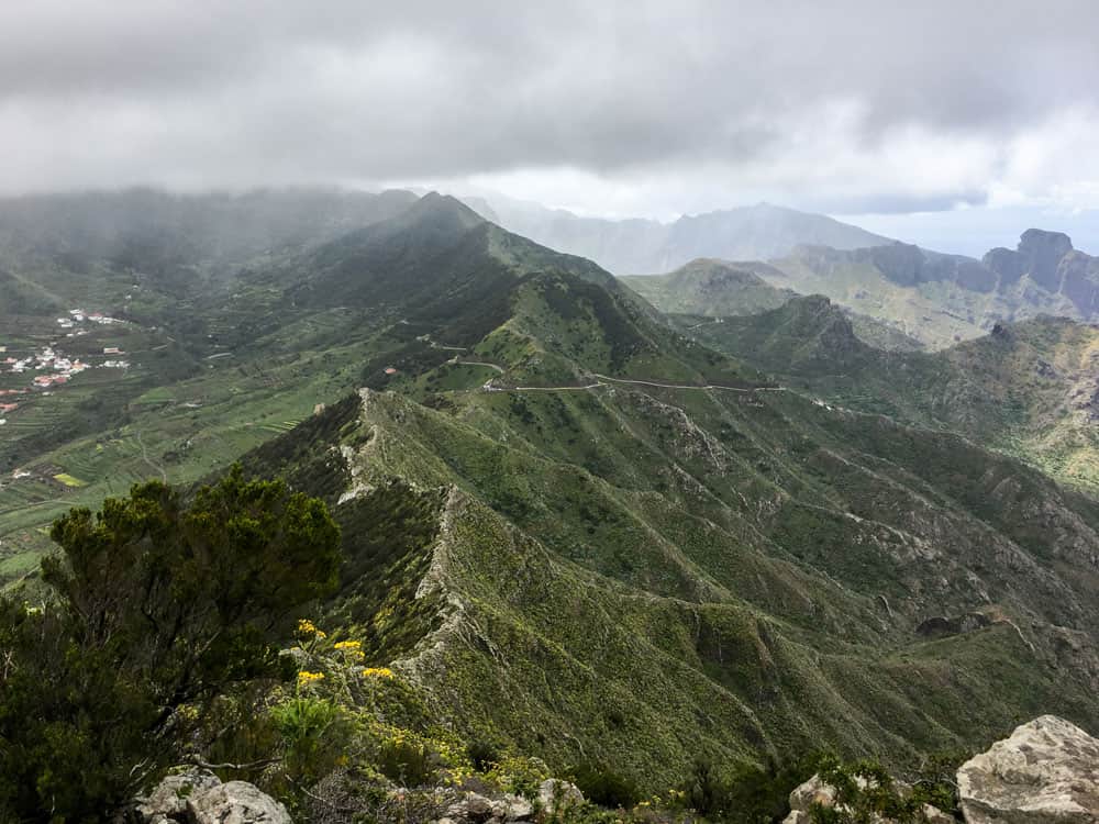 Blick vom Gipfel des Baracán u. a. auf die Höhenzüge um den Barranco von Masca (rechts im Hintergrund)