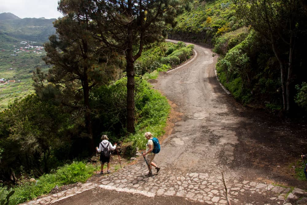 Der Wanderweg nach Las Portelas kreuzt einen Fahrweg