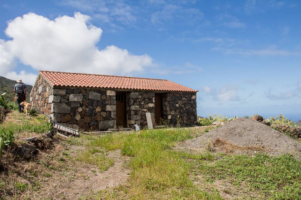 Casa de piedra junto al camino sobre Las Portelas