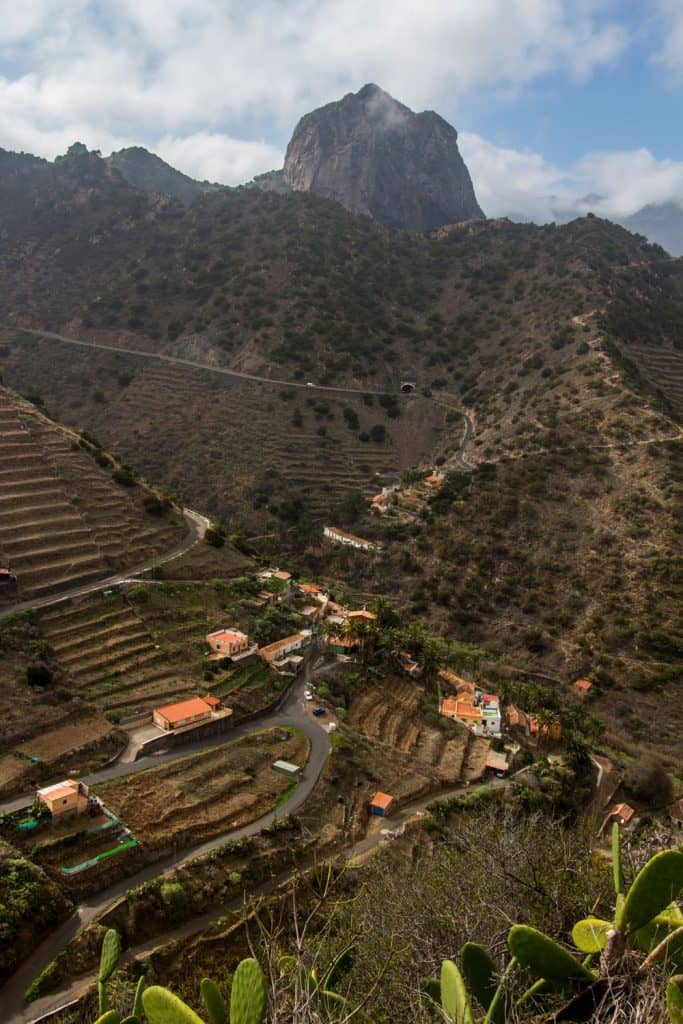 Vista de los bancales y del Roque El Cano