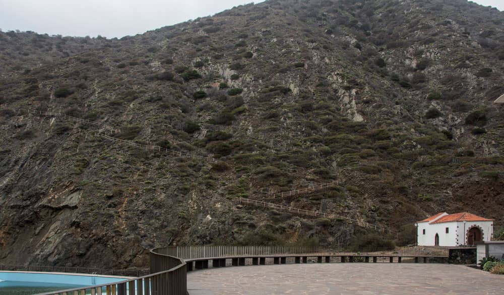 Playa Vallehermoso con piscina de mar y camino de acantilados