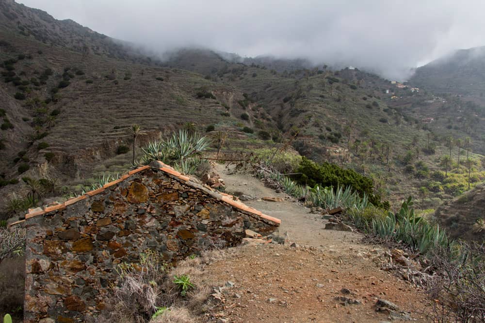 Casas en ruinas a lo largo del camino de la cresta - Tamargada