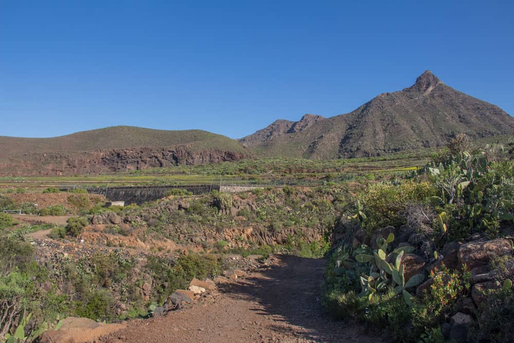 Inicio de la ruta de senderismo con vistas al Roque Imoque