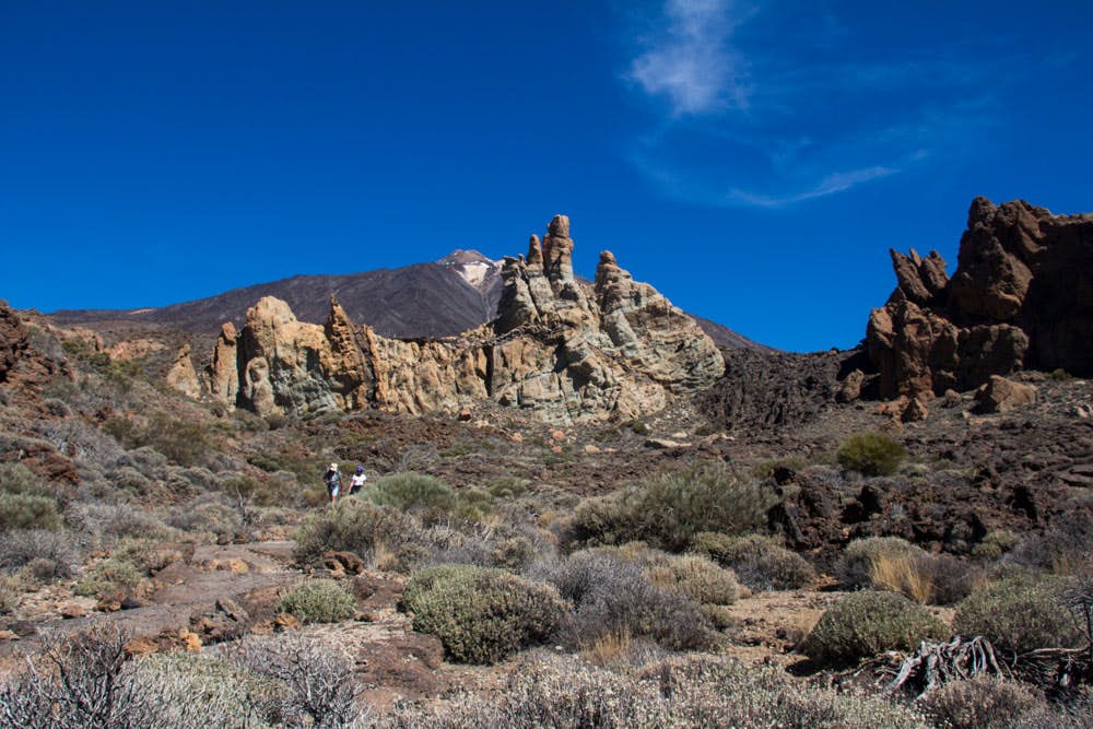 Macizos rocosos, excursionistas y Teide