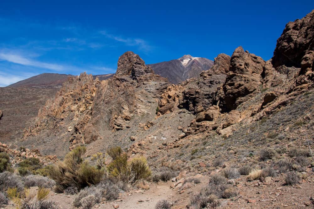 Das Felsmassiv mit Teide im Hintergrund