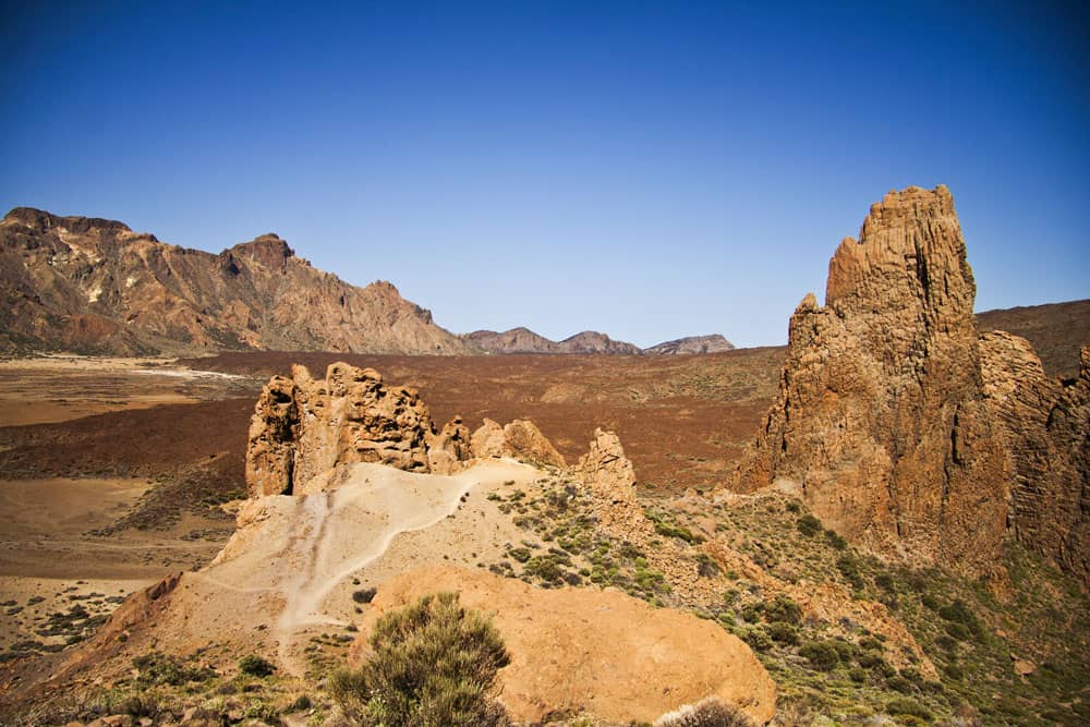 Aufstieg zum Mirador de Ruleta mit Blick auf weiße Felsen, Catedral und Ucanca Ebene