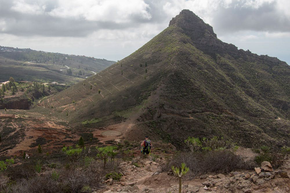 Wanderer auf dem Abstiegsweg Roque de los Brezos