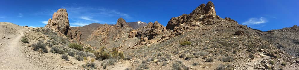 Panorama - ruta de senderismo alrededor de los Roques de García con el Teide al fondo