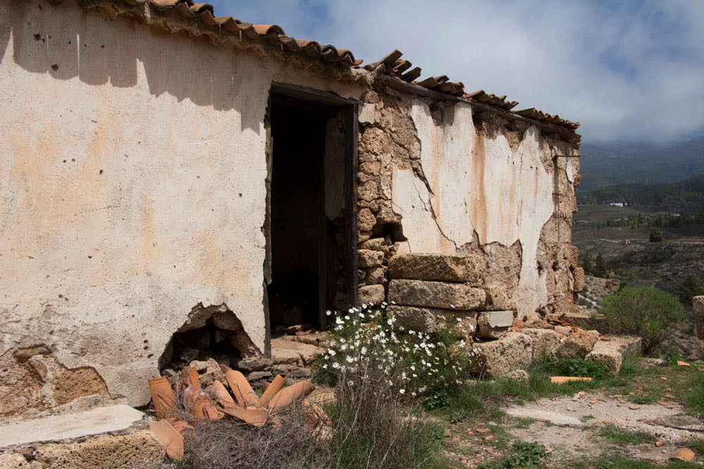 Casa en ruinas bajo el Roque Imoque