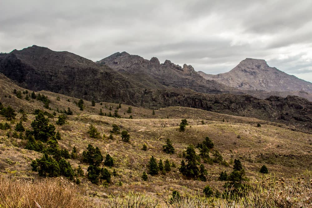 Valle cerca de Adeje con sierras - Conde al fondo