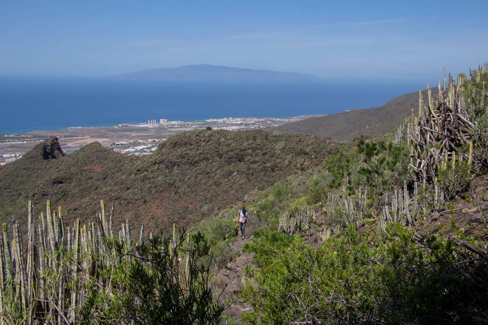 Ruta de senderismo - La Gomera al fondo