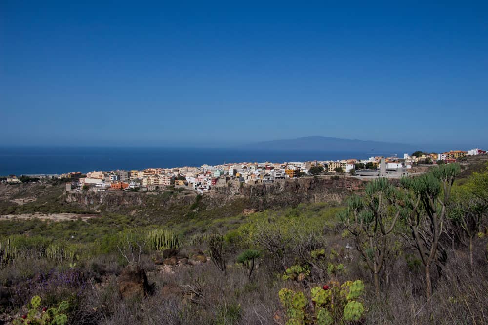 Vista de Adeje con La Gomera al fondo