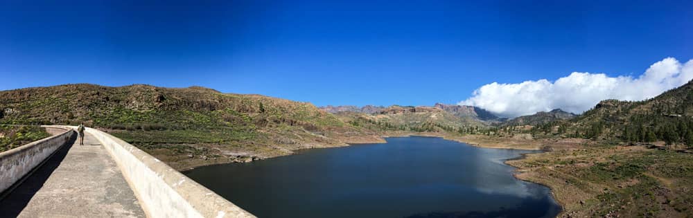 Vista del lago Chira desde el muro de la presa